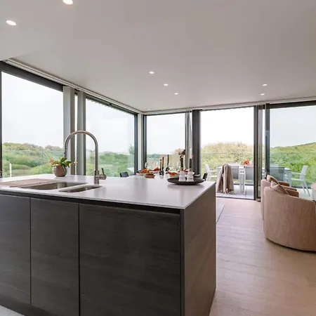 Huswell - Luxurious Penthouse With Beautiful Seaview Apartment *