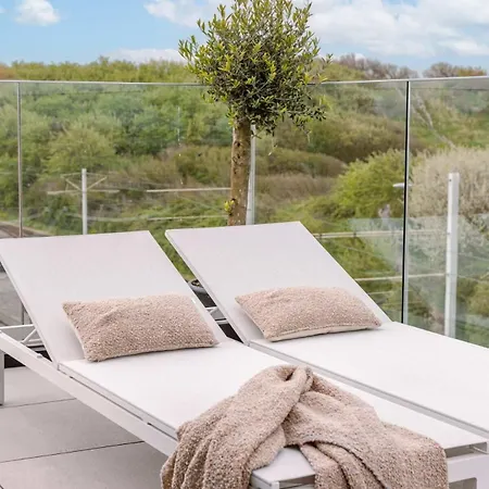 Huswell - Luxurious Penthouse With Beautiful Seaview Apartment *